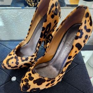 Leopard pin-up platforms